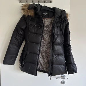 Hollies vinterjacka - Hollies vinterjacka i storlek 38 men passar en 36. Avtagbar päls och bälte i midjan. Använt skick 