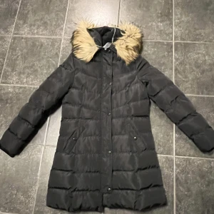 Jacka - Varm vinterjacka med fluff/päls. Knappt använd.