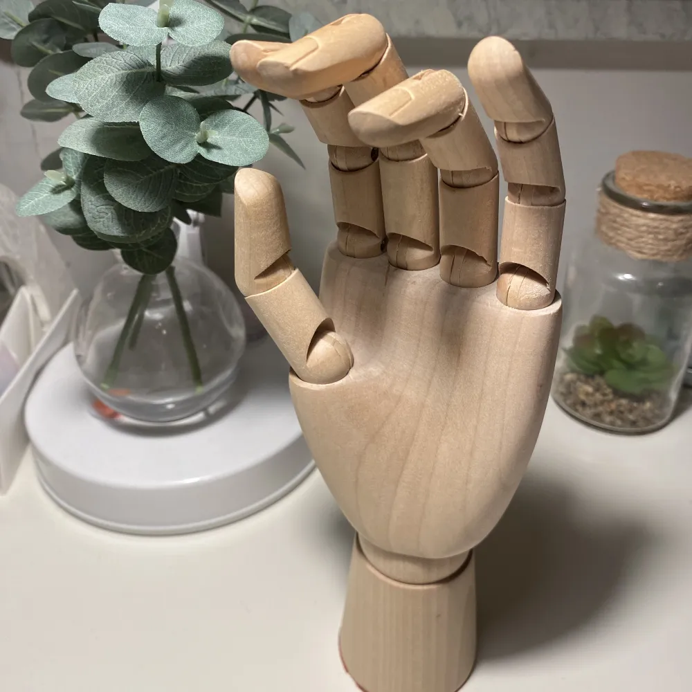 Trä hand som inte kommer till användning längre, perfekt till att förvara bl.a. ringar💕 . Asusteet.