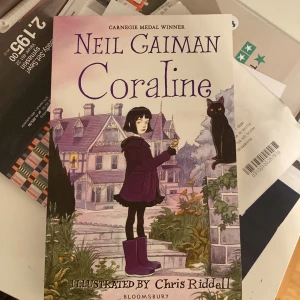 Coraline - Säljer denna Coraline boken med detta omslaget. Inga defekter