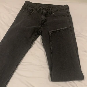Levis Jens  - Riktigt snygga svart gråa Jens  