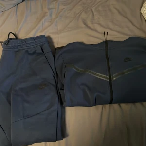 Nike tech set  - Tjena säljer mitt Nike tech sett då jag aldrig använder det. Byxorna är aldrig använda och tröjan är använd men ett få tal gånger😁 går å köpa bara tröjan eller bara byxorna men priset då diskuteras vid köp😁🤗