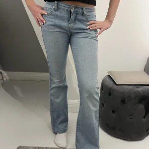 Lågmidjade jeans✨✨ - Snygga Lågmidjade jeans köpa på Plick, i bra skick dock en blekt fläck på sidan! Köpta med fläcken!