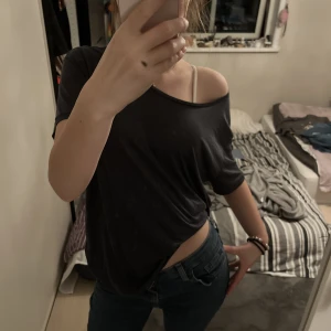 Grå t-shirt - Super söt mörkgrå t-shit perfekt till ett par jeans 💗💗