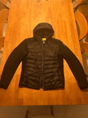 Parajumpers jacka. - Säljer min Parajumpers jacka pga att jag inte använder den längre.