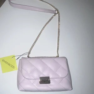 lila Axelremsväska ny med tagg - oanvänd med tagg. köpt i juni men kommer aldrig till användning 😔  Even&odd från zalando (229kr) nypris beräknas 269kr  Med en ficka inuti den vanlig öppning. Nice lås 🌟 Höjd: 14 cm Längd: 24 cm Vidd: 6 cm (iphone mini modell i bredd) Handtag: 55 cm 