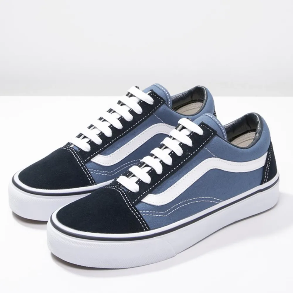 Säljer dessa nya fräscha vans old skool i navy som används max fem gånger! alltså helt rena!😍 super bra skor som passar bra i alla sammanhang och till alla kläder🤩 Bilderna är lånade, skriv om du vill ha flera! priset går att diskuteras🕺🏼. Skor.