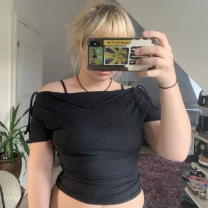 Fest topp - Snygg off shoulder topp! Formar sig fint efter kroppen och syns inte riktigt men tyget är glittrigt✨