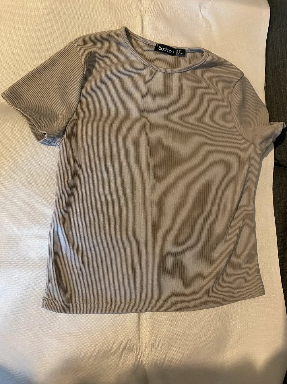 Boohoo basic t shirt, grå färg ribbad.. T-shirts.