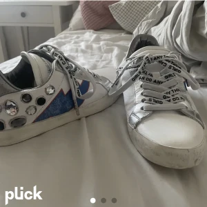 Zadig - Ett par svin snygga och populära Zadig & voltaire skor som köptes för ca 4000kr. 2 fläckar på insidan av skorna (se bilder). Skorna är en smutsig modell redan från början så de ska vara smutsiga. Det står även Zadig Voltaire på baksidan av skorna ❤️