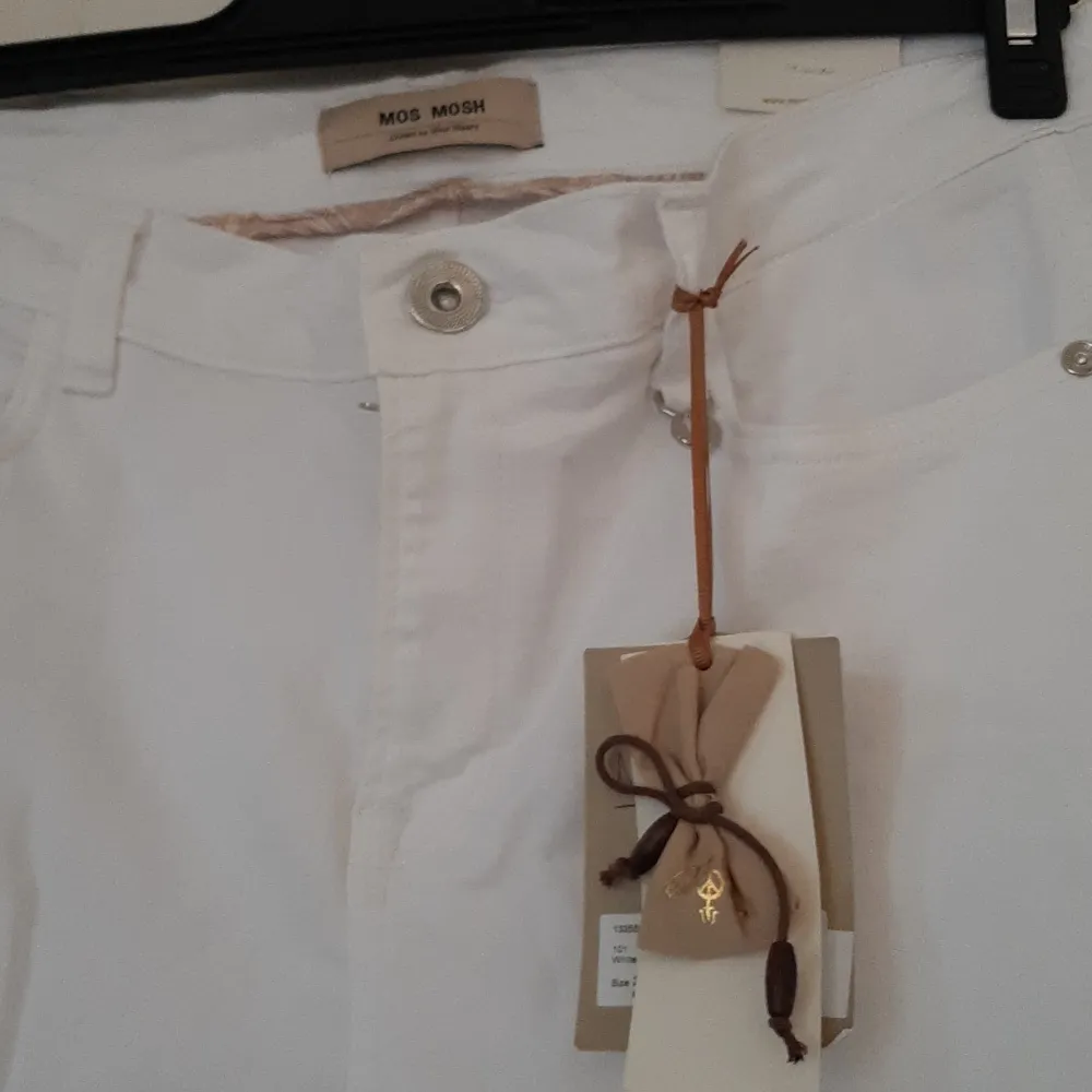 Helt nya aldrig använda vita cropped byxor från Mos Mosh med prislappen och alla lappar kvar, har kostat 1199 kr storlek 30 . Jeans & Byxor.