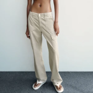 Cargobyxor från zara - Super snygga cargo byxor från zara, helt oanvända med prislapp storlek 36