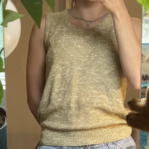 Stickad topp - En sickad topp i härlig grön färg. S- lösare passform, om du är en medium så kan den sitta något tajtare