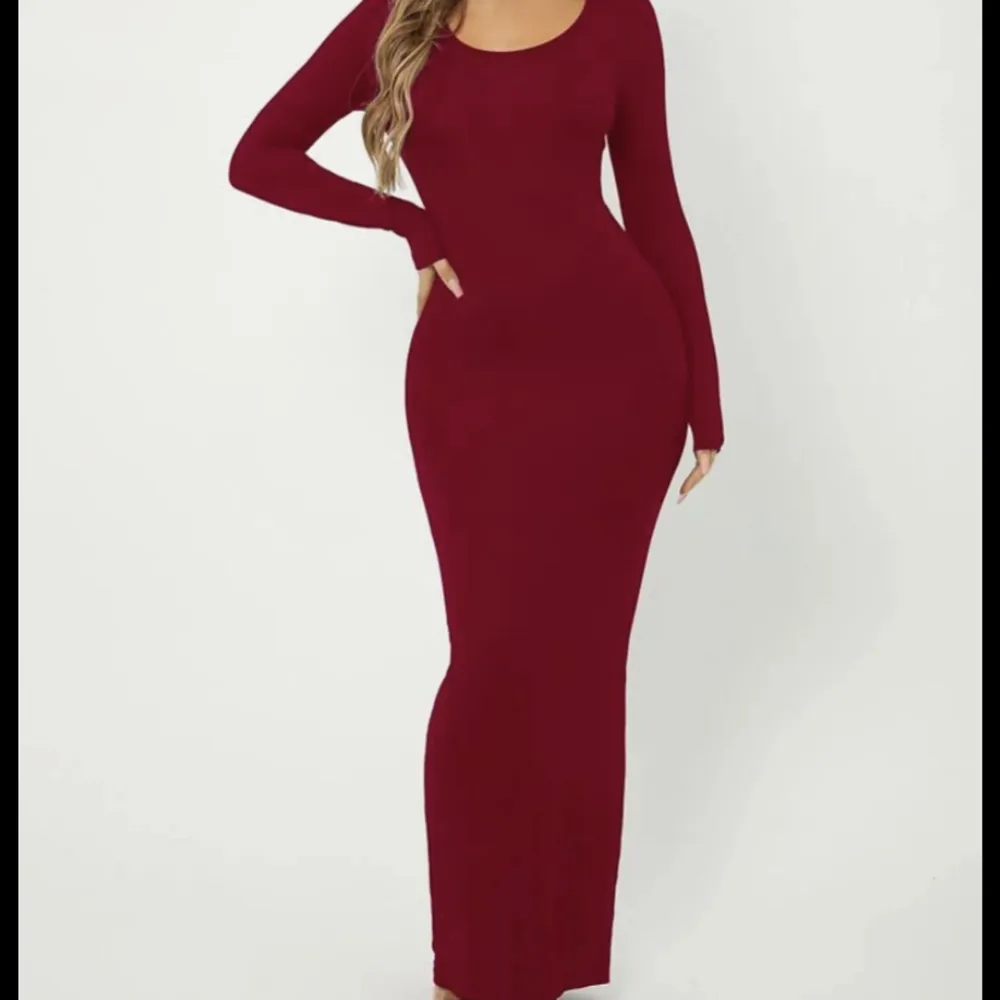 En HELT NY så fin och kroppsform anpassad vinröd klänning som är elegant och väldigt skön och bekväm🥰 (OBS! Står ej för frakt) . Klänningar.