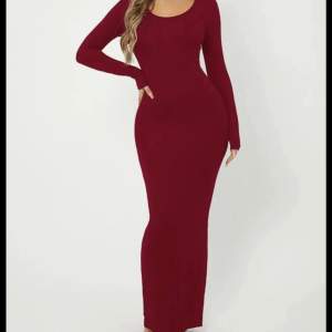 En HELT NY så fin och kroppsform anpassad vinröd klänning som är elegant och väldigt skön och bekväm🥰 (OBS! Står ej för frakt) 