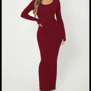 Vacker vinröd bodycon klänning❤️SÄNKT PRIS‼️‼️ - En HELT NY så fin och kroppsform anpassad vinröd klänning som är elegant och väldigt skön och bekväm🥰 (OBS! Står ej för frakt) 