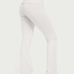 Joga pants - Säljer snygga gråa joga pants. Från Nelly, helt oanvända. Pga att det är lite stora på mig. Ordinarie pris 299kr och prislapp kvar. 