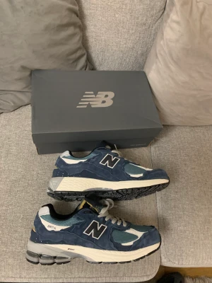 NB Protection pack Dark navy - Säljer mina New balance 2002r protection pack pga de ej passar mig, Väldigt bra skick använt 1-2 ggr  Kan gå ner i pris vid snabbaffär