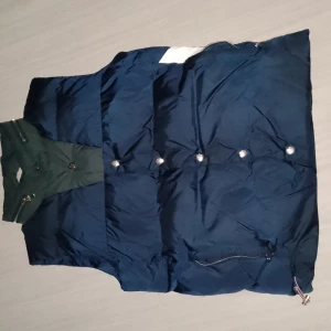 Moncler väst - Hej säljer en Moncler väst väldigt fin och unik av sitt slag färgen är matt glansig marine blå storlek varierar mellan S/M så passar en person som har S samt M pris kan diskuteras vid snabb affär 