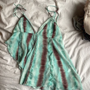 Pull&bear-top!!🌻🐻 - Här åxo!!! Vill nästan 😅 inte lägga ut den här på plick så jag kommer att göra den här lite dyrare i fall någon skulle vilja ha den för mkt stålar!!!😭👍