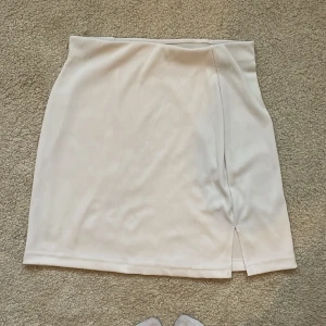 Kjol - Säljer min vit kjol pgv den har blivit för stor, fler foton går att få 💗Bra kvalitet 