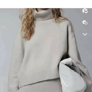 Stickad polo tröja  - Super fin stickad tröja från hm, den vita är såld så nu finns bara den här beiga kvar, som ny💕