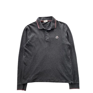 Moncler Pike - Långarmad piké från moncler perfekt till alla tillfällen. Vid mer bilder eller info tveka inte o höra av er! 