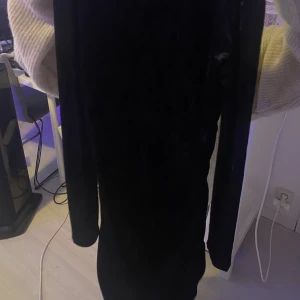Svart klänning! - Super fint skick! Perfekt för fest eller tex nyår Stl S Sitttr väldigt fint🖤