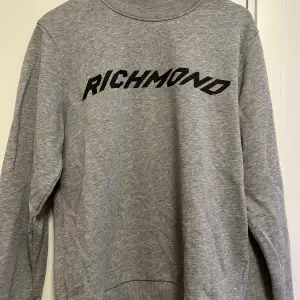 Säljer en jättefin John richmond tröja för herr i storlek L, den är äkta men kvittot är slängt. 