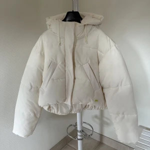 Vit jacka - Snygg och varm jacka från Zara, aldrig använd. Köptes för 2 år sen och är i mycket fint skick! 🤍