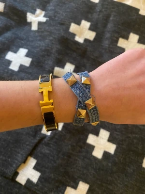 Jeans armband med nitar - Säljer detta jeans armband med nitar på som är väldigt likt valentino! Kom gärna med pris förslag 🥰