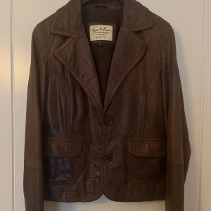 Brun skinnjacka  - Strl 38, sparsamt använd. 