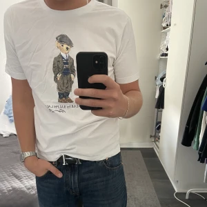 Polo bear tröja - polo ralph lauren - Säljer denna feta tröja från polo ralph lauren. Nyskick! Storlek L passar M