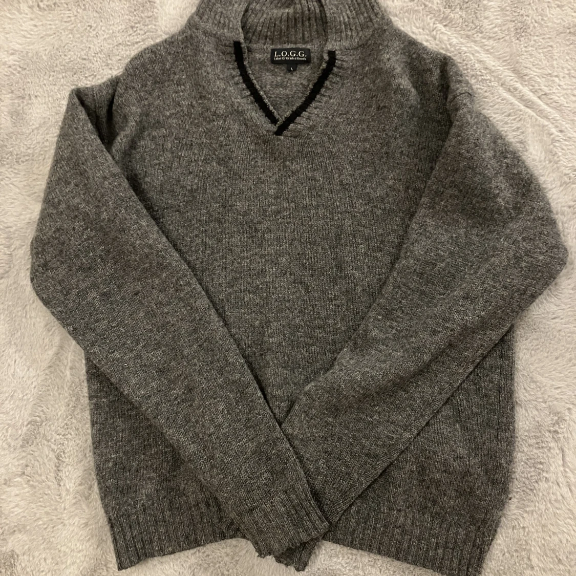Grå stickad tröja