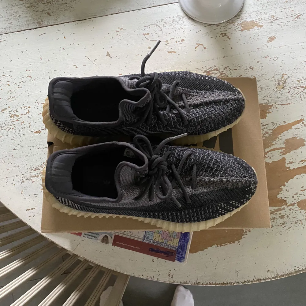 Säljer nu mina yeezys som är mycket sköna till ett schysst pris! Skickar fler bilder om man vill ha! Priset kan diskuteras vid snabb affär!. Skor.