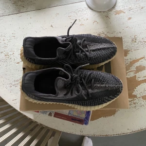 Yeezy Boost 350 Carbon - Säljer nu mina yeezys som är mycket sköna till ett schysst pris! Skickar fler bilder om man vill ha! Priset kan diskuteras vid snabb affär!