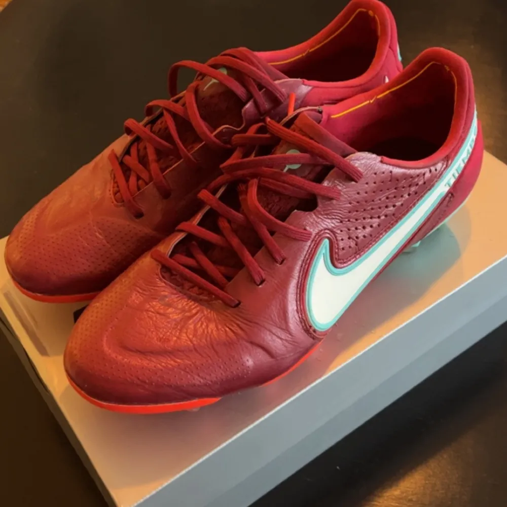 Nike Tiempo Legend 9 Elite FG 'Team Red Mystic Hibiscus'  Storlek 43  Använda 1 gång Köpa för 3099. Skor.