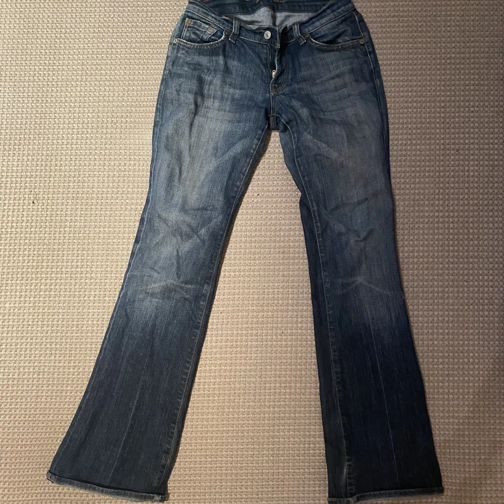 7 for all mankind mörkblå jeans! . Jeans & Byxor.