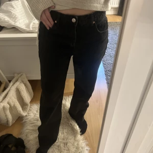 Lågmidjade svarta jeans - Lågmidjade raka jeans. Använda typ 1 gång😁ca 39 i midjemått och 72 i innerbenslängd💕
