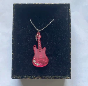 Sött rosa y2k halsband - Jätte gulligt att stapla okänd metall men verkar lite plastig. Snabb affär så sänks priset till 39 