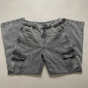 Grå cargo jeans  - Otroligt fina jeans som jag köpte på H&M i sommars har tyvärr aldrig kommit till användning då de inte riktigt är min stil, dom är en storlek 38 men skulle nog passa en 36 också 