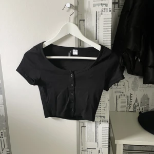 Croppad tshirt - Från hm, aldrig använd 🫶