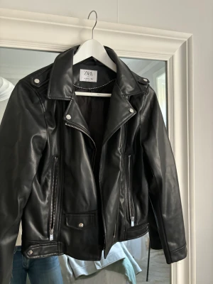 Skinnjacka Zara - Superfin skinnjacka från zara, i ny skick! Storlek 13-14 (164cm) från barnavdelningen💓