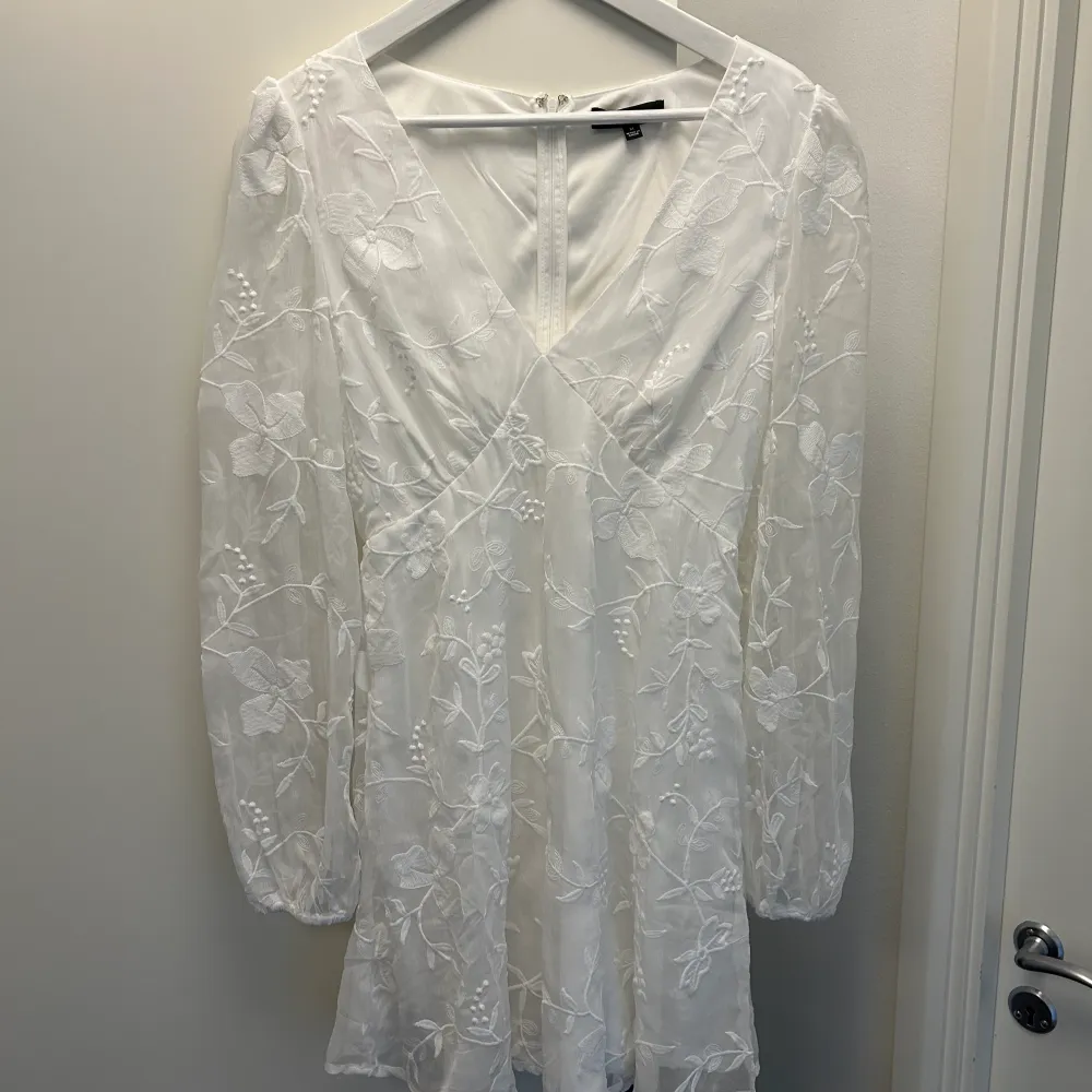 Säljer min studentklänning ifrån Lulus. Endast använd 1 gång och den har inga fläckar. Köpt för 1150kr men säljer den för 600kr.. Klänningar.