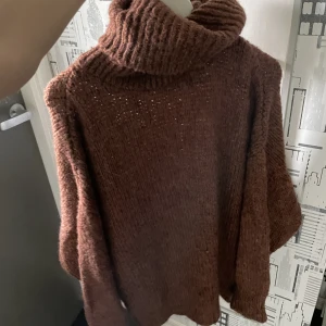 Stickad klänning  - Den är inte jättelång utan kan användas både som klänning och lång tröja. Endast testad!