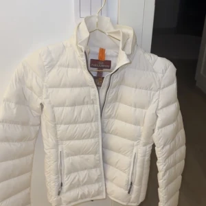 Jacka  - Säljer nu en helt oanvänd pjs vår jacka. Storlek XS. Pris 3000 men kan även diskuteras vid snabb affär 🥰