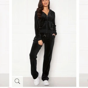 Hela svarta juicy sätt - Hela svarta sättet. Byxorna i storlek xxs, koftan i xs. Inte alls mycket andvända. Byxorna för 1000 kr samma med koftan. Som nya! Hör gärna av er vid frågor❤️