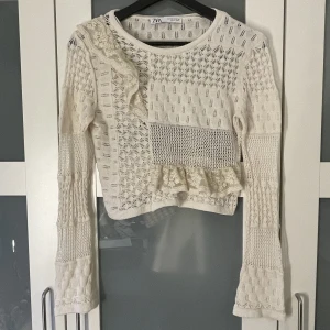 Virkad topp - Såå fin virkad topp från Zara i jättebra skick!! Kort modell! Passar perfekt till fest eller middagar💛 Storlek medium men passar också S