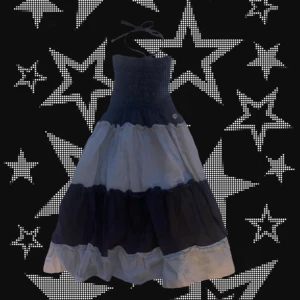 Klänning - Klänning som man knyter i nacken, kan även användas som lång kjol