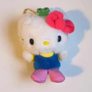Hello Kitty Plush Nyckelring  - Riktigt Sanrio Liten Hello Kitty Plushie Eller Nyckelring. Runt 11cm 💗 